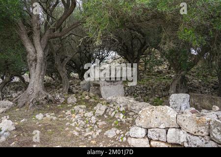 Taula, monument en pierre en forme de T, village préhistorique à Torrellafuda, Ciutadella sur Minorque, Iles Baléares, Espagne. Banque D'Images