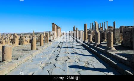 Vue sur les ruines d'une ancienne ville romaine Timgad également connue sous le nom de Marciana Traiana Thamugadi dans les montagnes d'Aures, en Algérie Banque D'Images