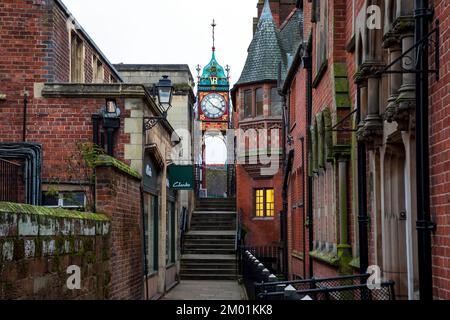 Chester, Royaume-Uni - 30 novembre 2022: La tour de l'horloge Eastgate est à l'entrée de la vieille ville de Chester. Banque D'Images