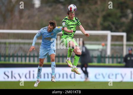 Nailsworth, Royaume-Uni. 03rd décembre 2022. Kyle McAllister #17 de Forest Green Rovers dirige le ballon pendant le match Sky Bet League 1 Forest Green Rovers vs Cambridge United à New Lawn, Nailsworth, Royaume-Uni, 3rd décembre 2022 (photo de Gareth Evans/News Images) à Nailsworth, Royaume-Uni le 12/3/2022. (Photo de Gareth Evans/News Images/Sipa USA) Credit: SIPA USA/Alay Live News Banque D'Images