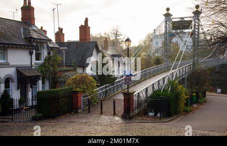 Chester, Royaume-Uni - 30 novembre 2022 : le pont Queens Park est un pont suspendu qui traverse la rivière Dee, c'est l'œuvre de Civic enginee Banque D'Images