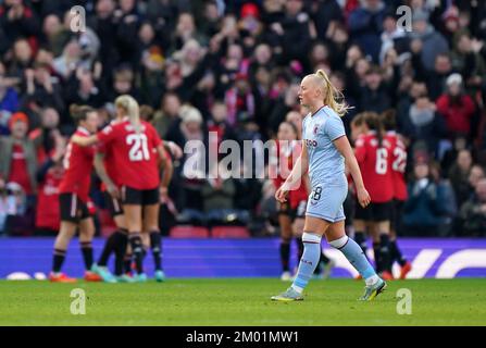 Freya Gregory d'Aston Villa semble abattu après que Manchester United ait obtenu son troisième but lors du match de la Super League pour femmes Barclays à Old Trafford, Manchester. Date de la photo: Samedi 3 décembre 2022. Banque D'Images