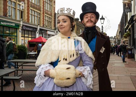 Rochester, Royaume-Uni. 3 décembre 2022. Les participants costumés, en tant que jeune Reine Victoria et Prince Albert, participent au festival annuel de Noël Dickensien à Rochester. Pour célébrer la vie de l'écrivain Charles Dickens (qui a passé une grande partie de sa vie dans la région), la ville de Kent a été refaite dans un style victorien avec des divertissements de rue sur le thème victorien, des défilés costumés et un marché de Noël. Credit: Stephen Chung / Alamy Live News Banque D'Images