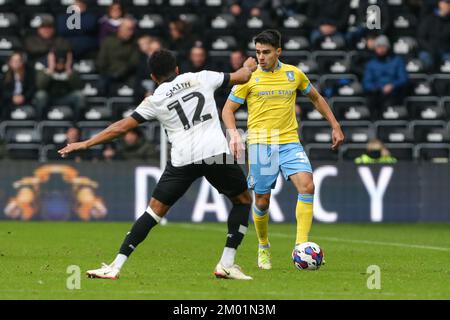 Reece James #33 de Sheffield mercredi sur le ballon pendant le match Sky Bet League 1 Derby County vs Sheffield mercredi au Pride Park Stadium, Derby, Royaume-Uni, 3rd décembre 2022 (photo par Arron Gent/News Images) Banque D'Images