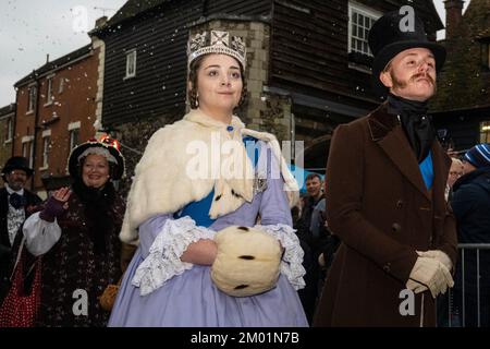 Rochester, Royaume-Uni. 3 décembre 2022. Les participants costumés, en tant que jeune Reine Victoria et Prince Albert, participent au festival annuel de Noël Dickensien à Rochester. Pour célébrer la vie de l'écrivain Charles Dickens (qui a passé une grande partie de sa vie dans la région), la ville de Kent a été refaite dans un style victorien avec des divertissements de rue sur le thème victorien, des défilés costumés et un marché de Noël. Credit: Stephen Chung / Alamy Live News Banque D'Images