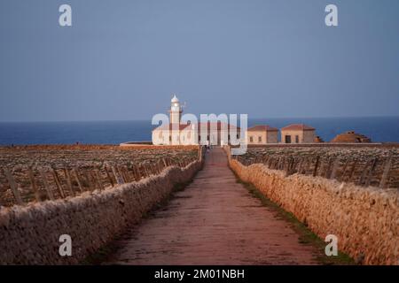 Phare de Punta Nati au coucher du soleil sur l'île des Baléares de Minorque, Espagne. Banque D'Images