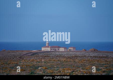 Phare de Punta Nati au coucher du soleil sur l'île des Baléares de Minorque, Espagne. Banque D'Images