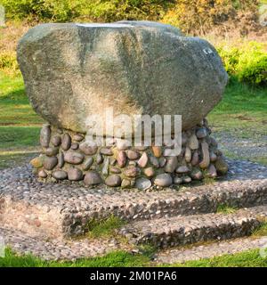 Boulder glaciaire sur Cannock Chase Country Park AONB (région d'une beauté naturelle exceptionnelle) dans le Staffordshire Angleterre Royaume-Uni Banque D'Images