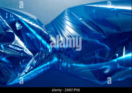 flacon en plastique bleu froissé, détail macro abstrait Banque D'Images
