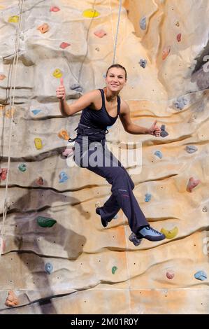 jeune femme active sur le mur de pierre dans le centre sportif Banque D'Images