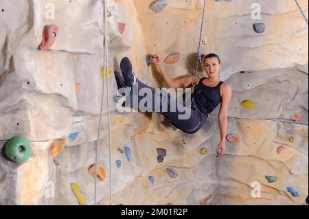 jeune femme active sur le mur de pierre dans le centre sportif Banque D'Images