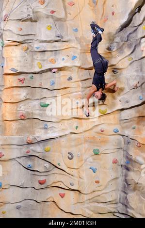 jeune femme active sur le mur de pierre dans le centre sportif Banque D'Images