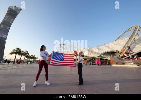 Les fans américains Tracey et Olivia de l'Ohio devant le stade avant le match de la coupe du monde de la FIFA de 16 au stade international Khalifa à Al Rayyan, Qatar. Date de la photo: Samedi 3 décembre 2022. Banque D'Images