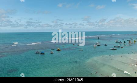 Porto de Galinhas, Pernambuco, Brésil - 11 novembre 2022 - touristes et petits bateaux dans les piscines naturelles Banque D'Images