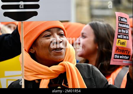 Londres, Royaume-Uni. Chaud cet hiver, les militants se sont joints à un rassemblement sur la place du Parlement dans le cadre d'une Journée nationale d'action pour exiger que le gouvernement fasse davantage pour nous maintenir au chaud cet hiver. Au Royaume-Uni, Sevenmillion de ménages seront dans la pauvreté si des mesures ne sont pas prises. Crédit : michael melia/Alay Live News Banque D'Images