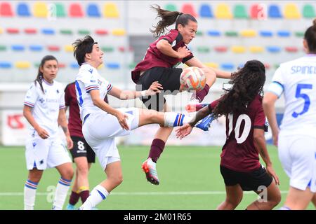 Pomigliano, Italie. 03rd décembre 2022. Bianca Falico AC Sampdoria et Alice Corelli Pomigliano Calcio rivalise pour le ballon avec pendant le Womenâ&#X80;&#x99;s Serie Un match entre Pomigliano Calcio et UC Sampdoria au Stadio Comunale Palma Campania crédit: Agence de photo indépendante/Alamy Live News Banque D'Images