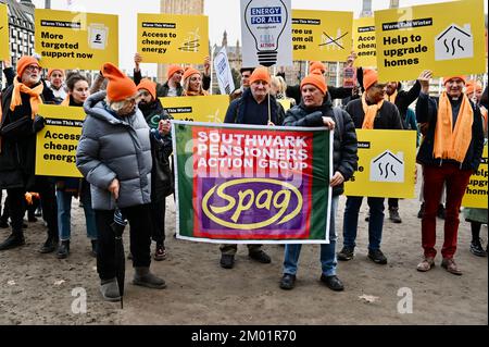 Londres, Royaume-Uni. Chaud cet hiver, les militants se sont joints à un rassemblement sur la place du Parlement dans le cadre d'une Journée nationale d'action pour exiger que le gouvernement fasse davantage pour nous maintenir au chaud cet hiver. Au Royaume-Uni, Sevenmillion de ménages seront dans la pauvreté si des mesures ne sont pas prises. Crédit : michael melia/Alay Live News Banque D'Images