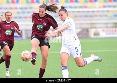 Pomigliano, Italie. 03rd décembre 2022. Alice Corelli Pomigliano Calcio et Giorgia Spinelli AC Sampdoria rivalise pour le ballon avec pendant le Womenâ&#X80;&#x99;s Serie Un match entre Pomigliano Calcio et UC Sampdoria au Stadio Comunale Palma Campania crédit: Independent photo Agency/Alay Live News Banque D'Images