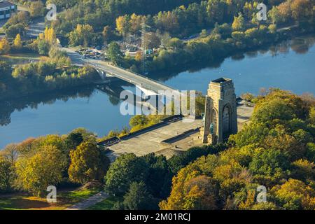 Vue aérienne, Hengsteysee, Ruhrbrücke, Hohensyburg Kaiser-Wilhelm-Denkmal, motards se rencontrant au bord du lac, Boele, Hagen, Ruhrgebiet, Rhénanie-du-Nord-Westph Banque D'Images