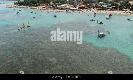 Porto de Galinhas, Pernambuco, Brésil - 11 novembre 2022 - touristes et petits bateaux dans les piscines naturelles Banque D'Images