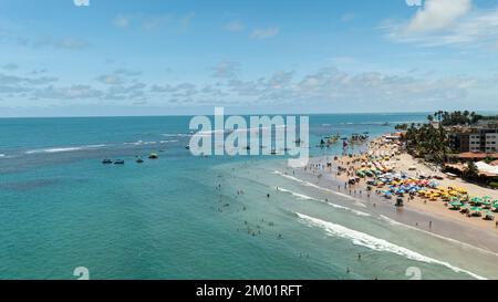 Porto de Galinhas, Pernambuco, Brésil - 11 novembre 2022 - touristes et petits bateaux dans les piscines naturelles Banque D'Images