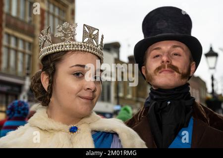 Rochester, Royaume-Uni. 3 décembre 2022. Les participants costumés, en tant que jeune Reine Victoria et Prince Albert, participent au festival annuel de Noël Dickensien à Rochester. Pour célébrer la vie de l'écrivain Charles Dickens (qui a passé une grande partie de sa vie dans la région), la ville de Kent a été refaite dans un style victorien avec des divertissements de rue sur le thème victorien, des défilés costumés et un marché de Noël. Credit: Stephen Chung / Alamy Live News Banque D'Images