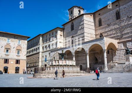 Fontaine médiévale (Fontana Maggiore) en face de la cathédrale de Pérouse (Cattedrale di San Lorenzo) sur la Piazza IV novembre à Pérouse, Ombrie, Italie Banque D'Images