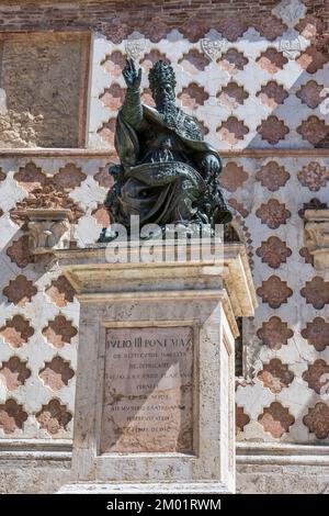 Statue du Pape Julius III, par Vincenzo Danti, à l'extérieur de la Cathédrale de Pérouse (Cattedrale di San Lorenzo) sur la Piazza IV novembre à Pérouse, Ombrie, Italie Banque D'Images