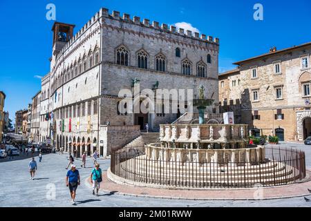 Fontaine médiévale (Fontana Maggiore) en face du Palais prii (Palazzo dei priori) sur la Piazza IV novembre à Pérouse, Ombrie, Italie Banque D'Images