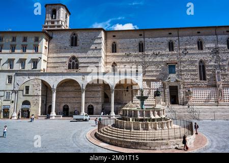 Fontaine médiévale (Fontana Maggiore) en face de la cathédrale de Pérouse (Cattedrale di San Lorenzo) sur la Piazza IV novembre à Pérouse, Ombrie, Italie Banque D'Images