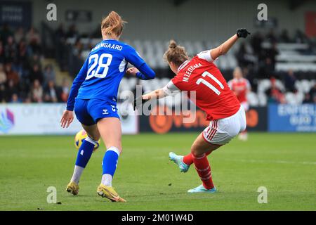 Vivianne Miedema (à droite) d'Arsenal marque le premier but de son côté lors du match de la Super League des Barclays pour femmes au LV Bet Stadium Meadow Park, à Borehamwood. Date de la photo: Samedi 3 décembre 2022. Banque D'Images