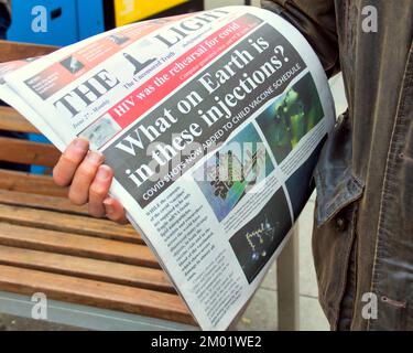 Glasgow, Écosse, Royaume-Uni 3rd décembre 2022. Mémoire des victimes de vaccins la manifestation dans la rue Argyle a vu le journal anti vax la lumière offerte aux passants alors qu'ils regarssaient les victimes du scandale de la mrria et des informations sur les vaccins et le covid qui ne sont pas disponibles dans les médias généraux. Crédit Gerard Ferry/Alay Live News Banque D'Images