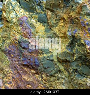 Formations rocheuses avec des roches texturées colorées à Parys Mountain (Mynydd Parys) est le site d'une grande mine de cuivre près d'Amlwch sur l'île d'Anglesey, Banque D'Images