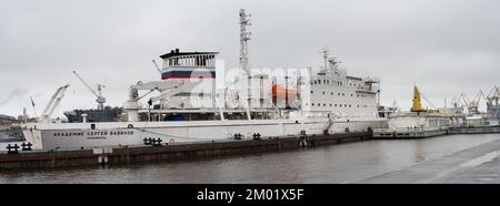 Le navire de recherche MS Akademik Sergueï Vavilov s'est amarré au quai du lieutenant Schmidt à St. Petersbourg, Russie Banque D'Images