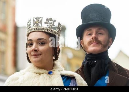 Rochester, Royaume-Uni. 3 décembre 2022. Les participants costumés, en tant que jeune Reine Victoria et Prince Albert, participent au festival annuel de Noël Dickensien à Rochester. Pour célébrer la vie de l'écrivain Charles Dickens (qui a passé une grande partie de sa vie dans la région), la ville de Kent a été refaite dans un style victorien avec des divertissements de rue sur le thème victorien, des défilés costumés et un marché de Noël. Credit: Stephen Chung / Alamy Live News Banque D'Images