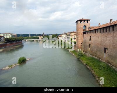 Vue sur l'Adige depuis le pont Castel Vecchio ou le pont Scaliger, à Vérone, en Italie. Castelvecchio, le vieux château, est visible sur la droite Banque D'Images