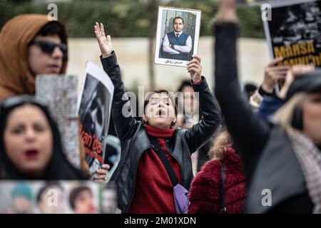 Istanbul, Turquie. 03rd décembre 2022. Une femme tenant une photo de sa décédée aimait un chante slogan pendant la démonstration. La mort de Mahsa Amini a suscité des semaines de manifestations violentes en Iran et dans d'autres pays. Mahsa est tombé dans le coma et est mort après avoir été arrêté à Téhéran par la police de moralité pour avoir prétendument violé les règles du hijab du pays. Crédit : SOPA Images Limited/Alamy Live News Banque D'Images