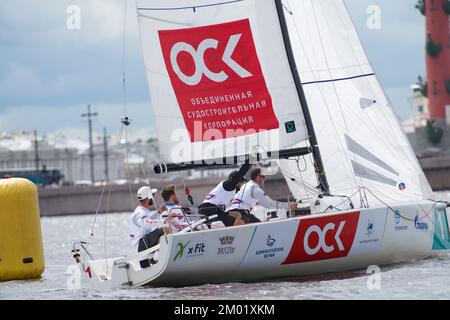 Courses de la Ligue nationale de voile dans la rivière Neva pendant la semaine de yacht Baltique à Saint-Pétersbourg, Russie Banque D'Images