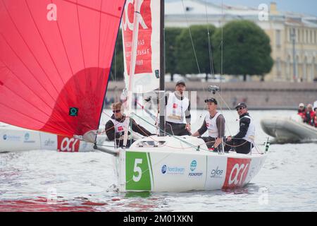 Courses de la Ligue nationale de voile dans la rivière Neva pendant la semaine de yacht Baltique à Saint-Pétersbourg, Russie Banque D'Images