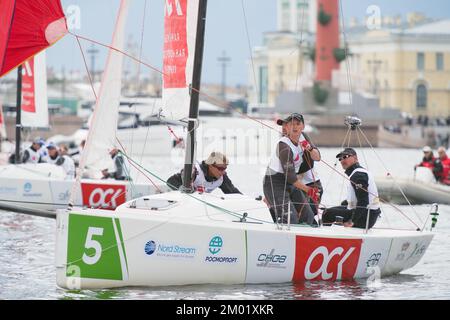 Courses de la Ligue nationale de voile dans la rivière Neva pendant la semaine de yacht Baltique à Saint-Pétersbourg, Russie Banque D'Images