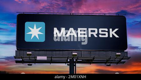 POZNAN, POL - JUL 20, 2022: Panneau publicitaire affichant le logo de Maersk, une compagnie maritime danoise Banque D'Images