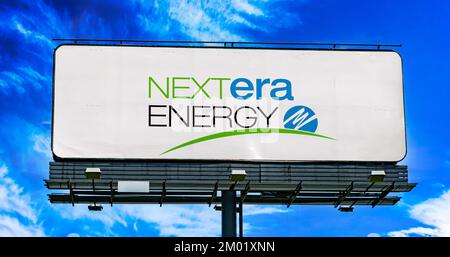 POZNAN, POL - JUL 20, 2022: Panneau publicitaire affichant le logo de NextEra Energy, une société américaine de l'énergie Banque D'Images