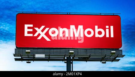 POZNAN, POL - JUL 20, 2022 : panneau publicitaire affichant le logo d'ExxonMobil, une multinationale pétrolière et gazière dont le siège est à Irving, te Banque D'Images