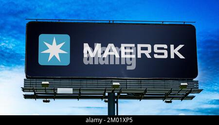 POZNAN, POL - JUL 20, 2022: Panneau publicitaire affichant le logo de Maersk, une compagnie maritime danoise Banque D'Images