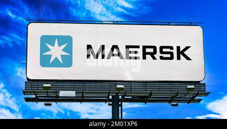 POZNAN, POL - JUL 20, 2022: Panneau publicitaire affichant le logo de Maersk, une compagnie maritime danoise Banque D'Images