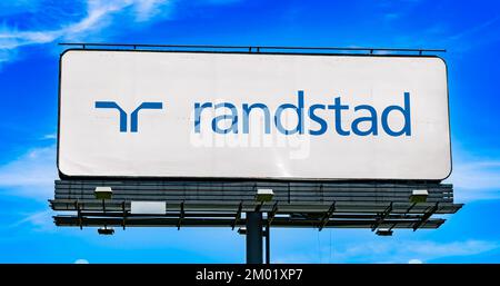 POZNAN, POL - JUL 20, 2022: Panneau publicitaire affichant le logo de Randstad, une société multinationale de conseil en ressources humaines dont le siège social est à Dieme Banque D'Images