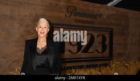 Los Angeles, Californie, États-Unis. 02nd décembre 2022. Helen Mirren participe à la première de Paramount '1923' à la Légion américaine hollywoodienne sur 02 décembre 2022 à Los Angeles, en Californie. Crédit : Jeffrey Mayer/JTM photos/Media Punch/Alay Live News Banque D'Images