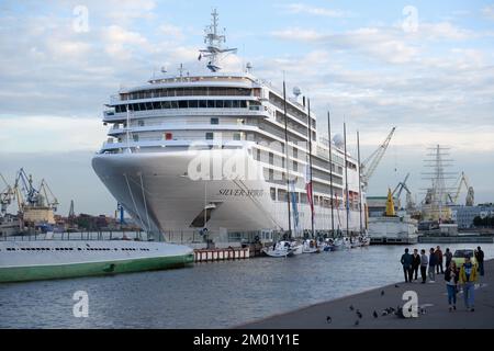 Bateau de croisière de luxe Silver Spirit of Silversea amarré au quai du lieutenant Schmidt à St. Petersbourg, Russie Banque D'Images