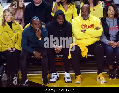 College Park, Maryland, États-Unis. 2nd décembre 2022. Joueur de tennis classé au monde 19th, Frances Tiafoe vu en première ligne au NCAA Men's basketball Maryland Terrapins jeu contre les combats Illini au Xfinity Center à College Park, Maryland sur 2 décembre 2022. Crédit : Mpi34/Media Punch/Alamy Live News Banque D'Images