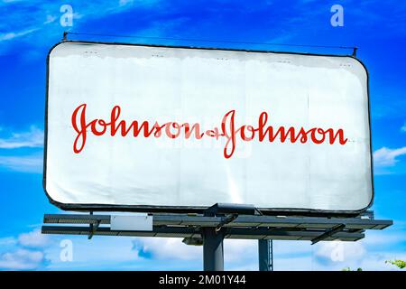 POZNAN, POL - OCT 28, 2022: Panneau publicitaire affichant le logo de Johnson et Johnson, une société américaine qui développe des dispositifs médicaux, pha Banque D'Images